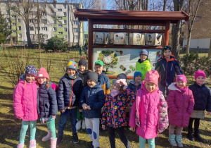 Dzieci pozują do zdjęcia w Ptasim Zakątku