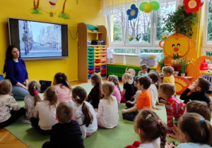 dzieci oglądają prezentację i słuchają ciekawostek na temat dbania o przyrodę