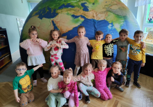 dzieci pozują do zdjęcia grupowego przed kopułą mobilnego planetarium