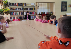 dzieci słuchają książki "Powroty ptaków"