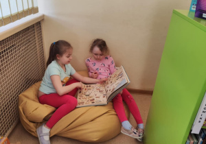 dzieci oglądają książki