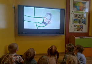Dzieci z grupy zielonej uczą się jak wezwać pogotowie ratunkowe.