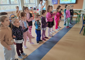 dzieci śpiewają piosenkę o wiośnie,