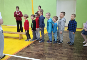Dzieci przygotowują się do przejścia przez tor przeszkód