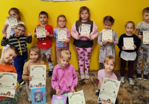 dzieci prezentują nagrody i dyplomy