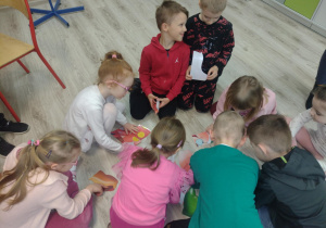 Dzieci układają puzzle krasnoludka