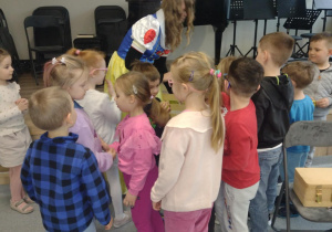 Dzieci uczestniczyły w spotkaniu z Królewną Śnieżką, która w nagrodę za wykonane zadania wręczyła im jabłka