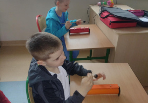 Dwóch chłopców gra znana melodie na instrumentach
