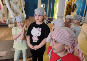 dzieci robią z chusty nakrycia głowy