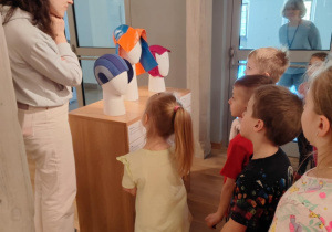 dzieci słuchają ciekawostek o modzie i rozwiązują zagadki