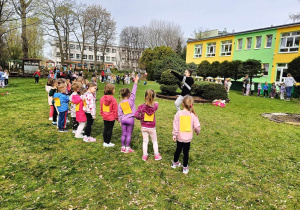 Dzieci biorą udział w zajęciach karate.