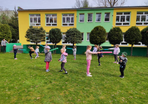 Dzieci biorą udział w zajęciach karate.