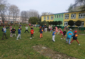Dzieci biorą udział w zajęciach karate.
