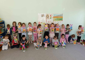dzieci prezentują swoje ozdoby pozując do zdjęcia grupowego