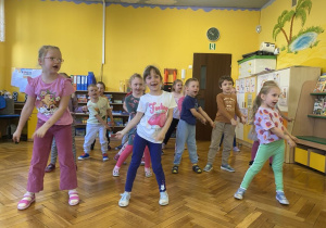 Dzieci tańczą w rytm muzyki.