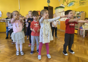 Dzieci tańczą w rytm muzyki.