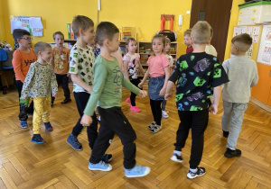 Dzieci tańczą w rytm muzyki.