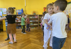 Dzieci tańczą w rytm muzyki.