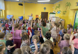 Dzieci tańczą w rytm muzyki.