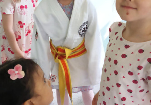 dzieci przymierzają strój do trenowania judo