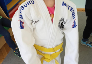 dzieci przymierzają strój do trenowania judo