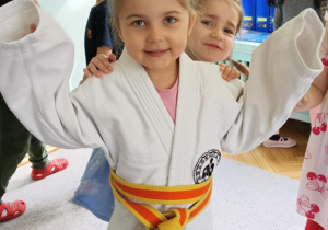 dzieci przymierzają strój do trenowania judo