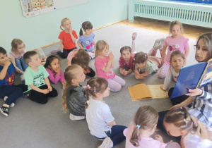 Dzieci słuchają książki czytanej przez mamę Poli P.