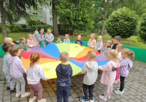 Dzieci bawią się z chustą animacyjną.