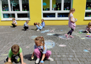 Dzieci bawią się na tarasie przedszkolnym