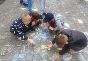 Dzieci bawią się na tarasie przedszkolnym