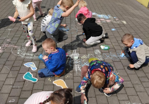 Dzieci bawią się na tarasie przedszkolnym