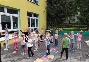 Dzieci bawią się na tarasie przedszkolnym