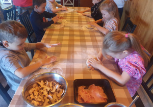 Dzieci formują ciasto na pizzę
