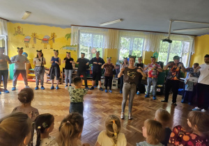 Dzieci i Rodzice podczas wspólnych zabaw