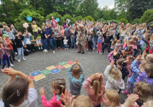 Dzieci i Rodzice podczas wspólnych zabaw