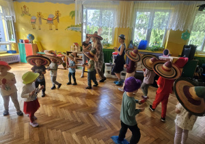 Dzieci i Rodzice podczas wspólnych zabaw