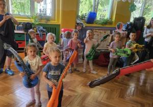 Dzieci i Rodzice podczas wspólnych zabaw
