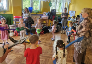 Dzieci i Rodzice podczas wspólnych zabaw