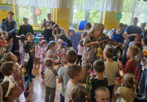 Dzieci i Rodzice podczas wspólnych zabaw