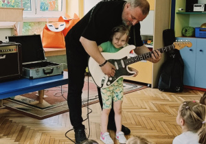 dziewczynka gra na gitarze
