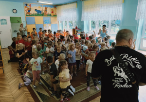 dzieci śpiewają i tańczą w rytm muzyki