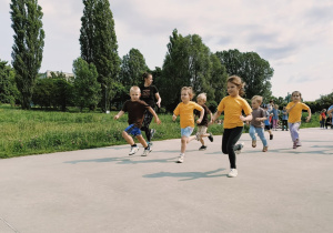 dzieci biegną podczas trwania maratonu
