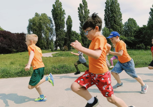 dzieci biegną podczas trwania maratonu
