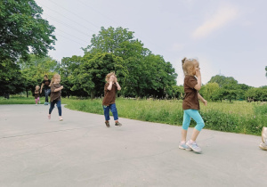 dzieci biegną podczas trwania maratonu