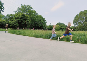 dzieci biegną podczas trwania maratonu