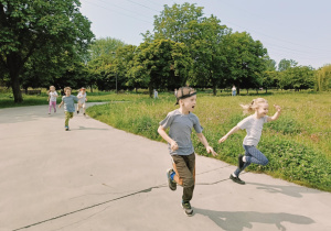 dzieci biegną podczas trwania maratonu