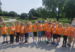 dzieci pozują do zdjęcia grupowego z medalami