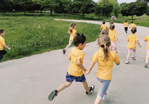 dzieci biegną podczas trwania maratonu