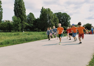 dzieci biegną podczas trwania maratonu