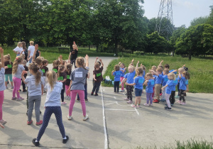 dzieci rozgrzewające się przed biegiem
